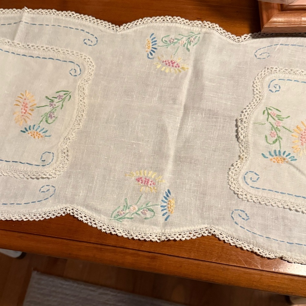 Vintage Hand made Embroidered Linen Coffee & End Tables Runner w/Lace Trim